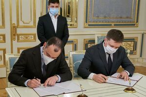 На подписании соглашения между "Укравтодором" и "Укрэксимбанком" присутствовал президент Украины Владимир Зеленский