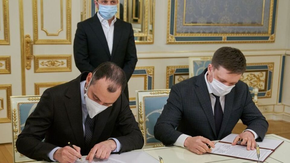 На подписании соглашения между "Укравтодором" и "Укрэксимбанком" присутствовал президент Украины Владимир Зеленский