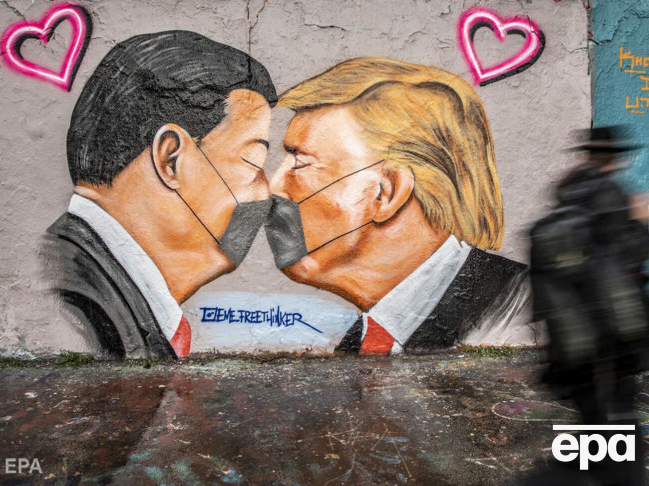 Графіті в Берліні, на якому зображено главу КНР Сі Цзіньпіна і президента США Дональда Трампа