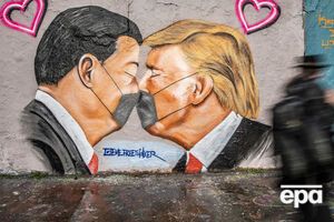 Графіті в Берліні, на якому зображено главу КНР Сі Цзіньпіна і президента США Дональда Трампа