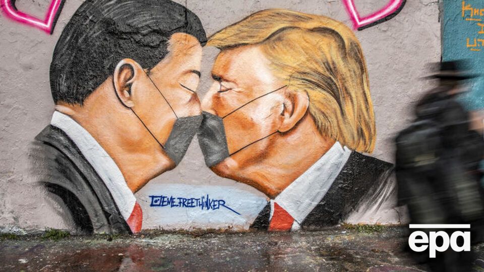 Графіті в Берліні, на якому зображено главу КНР Сі Цзіньпіна і президента США Дональда Трампа