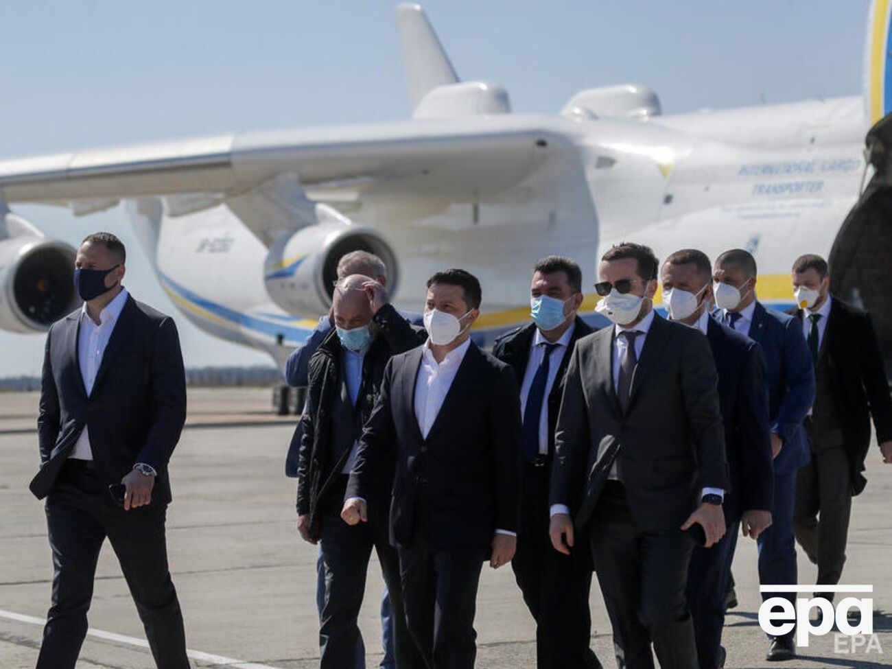 В "Епіцентрі" кажуть, що Зеленський зустрічав на аеродромі борт, оплачений цією компанією