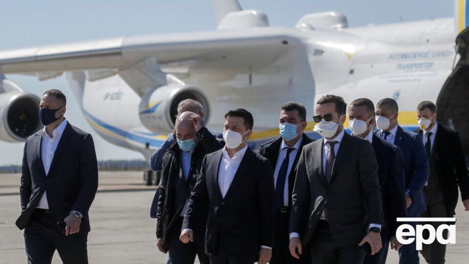 В "Епіцентрі" кажуть, що Зеленський зустрічав на аеродромі борт, оплачений цією компанією
