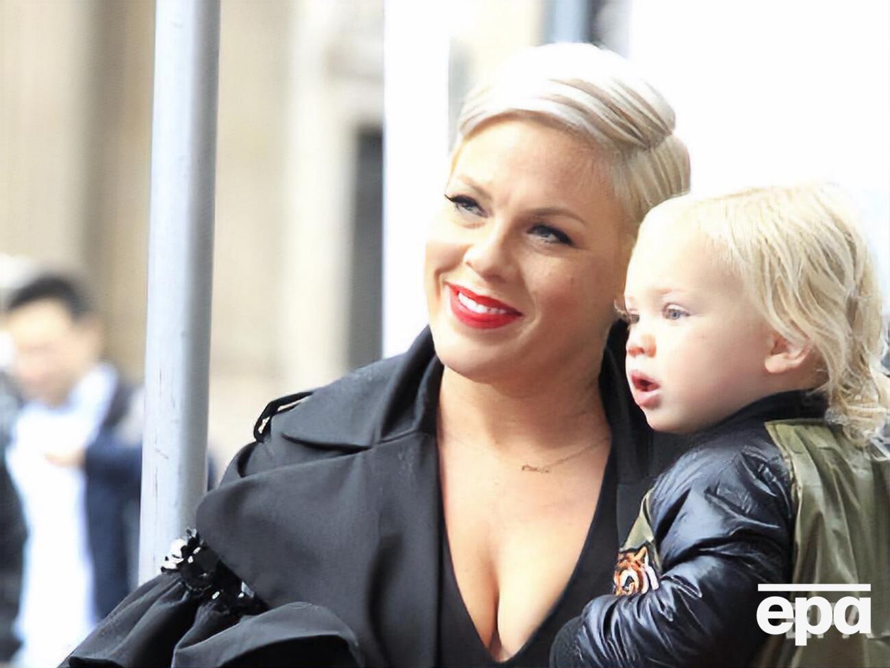 Певица призвала всех соблюдать карантин и оставаться дома