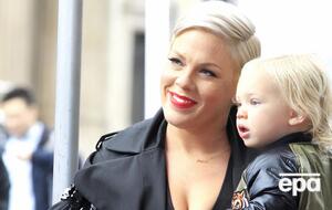 Певица призвала всех соблюдать карантин и оставаться дома