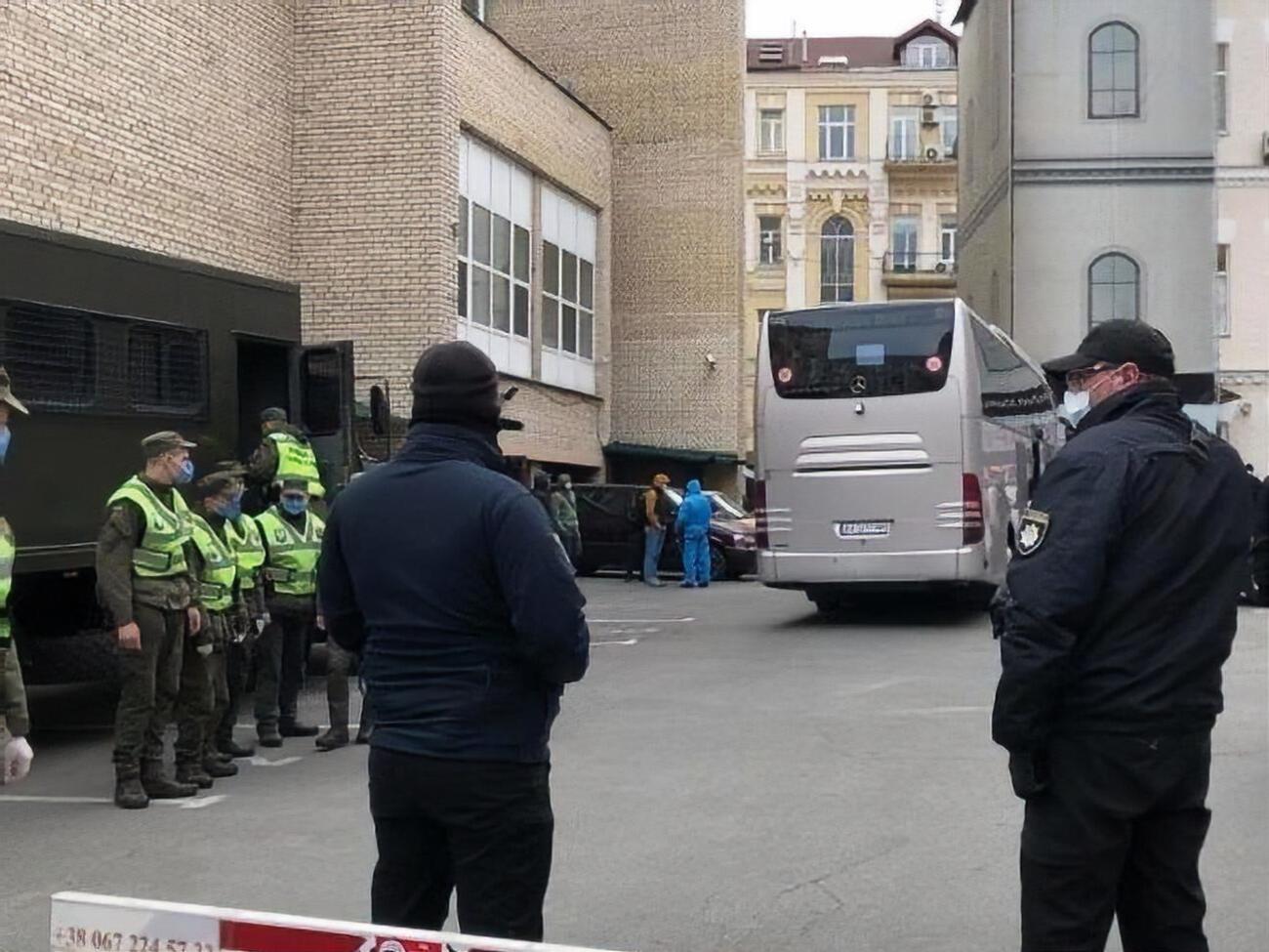 Украинцев привезли на обсервацию в "Казацкий" 30 марта