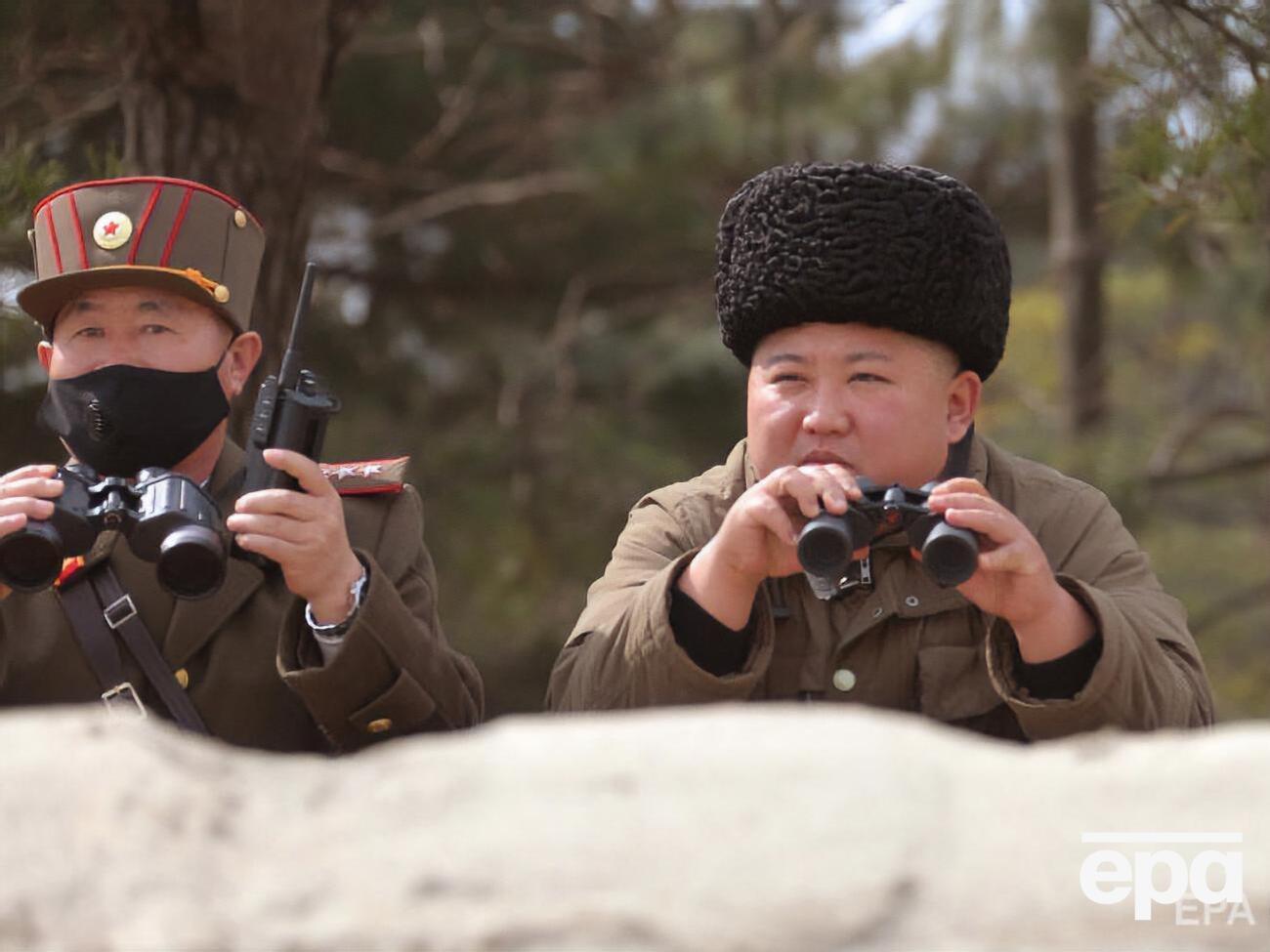 На фотографіях, поширених агентством ЦТАК у лютому &ndash; квітні 2020 року, чиновники, які супроводжують північнокорейського лідера Кім Чен Ина (праворуч), завжди в масках