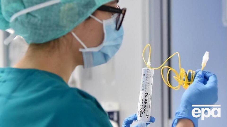 Двоє хворих медиків перебувають у лікарні