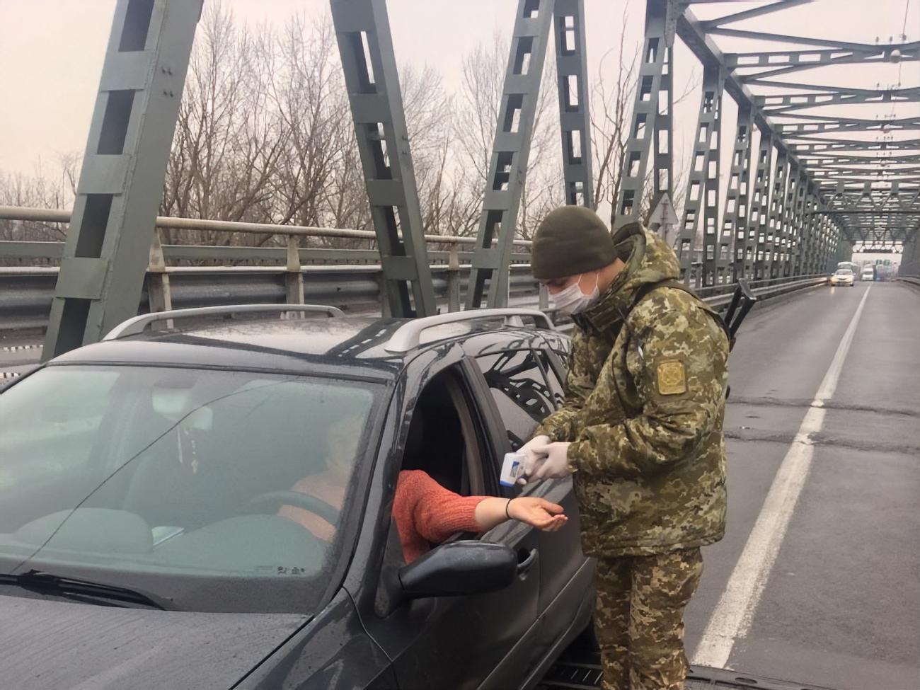 Всем въезжающим в Украину измеряли температуру