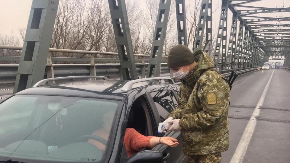 У всіх, хто в'їжджає в Україну, міряли температуру