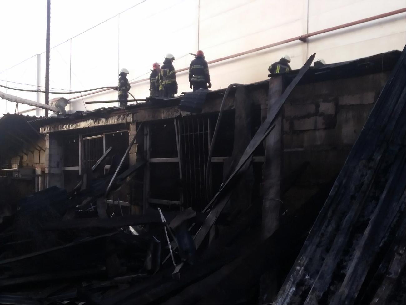 На территории фабрики горели три грузовых автомобиля Mercedes