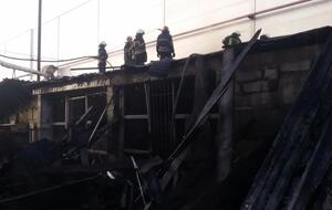 На территории фабрики горели три грузовых автомобиля Mercedes