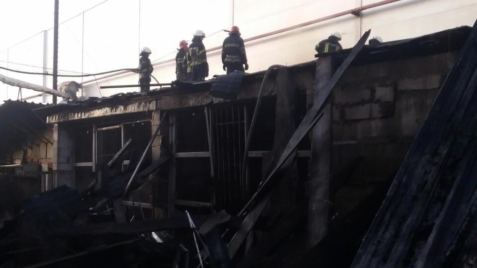 На территории фабрики горели три грузовых автомобиля Mercedes