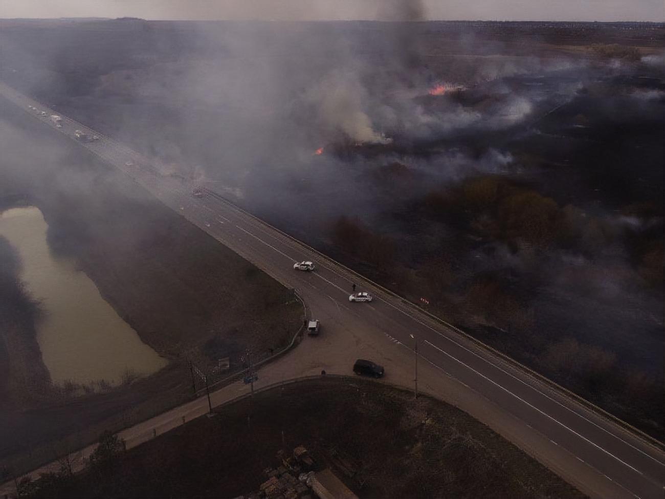 Из-за горящей травы в районе Ровно остановили движение по трассе М-06. Фоторепортаж