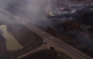 Из-за горящей травы в районе Ровно остановили движение по трассе М-06. Фоторепортаж