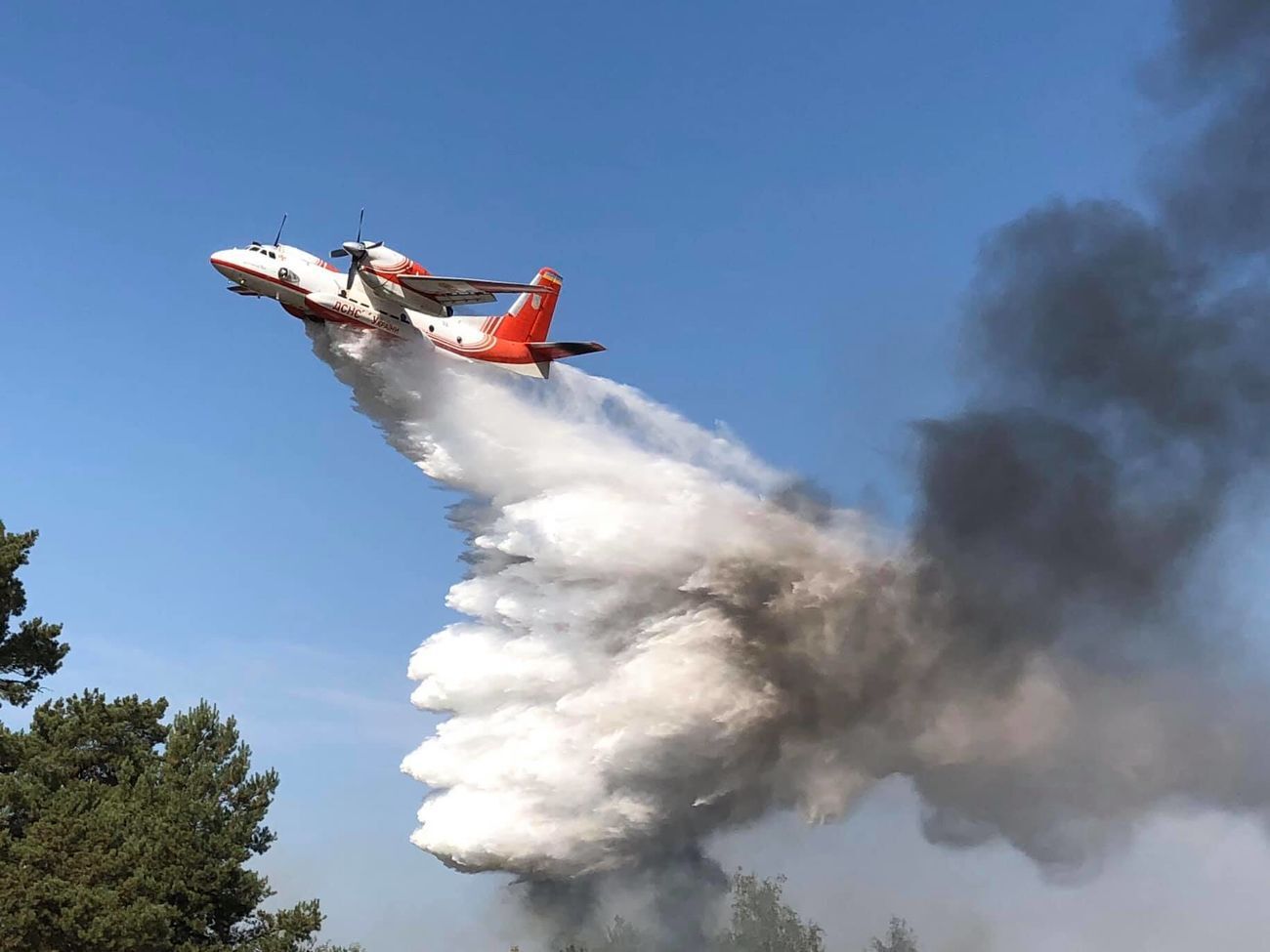 Пожар в Чернобыльской зоне тушат с помощью самолетов Ан-32П