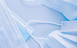 Мужчина продавал медицинские маски и перчатки по завышенным ценам