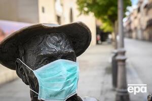 Пам'ятник Дон Кіхоту в медичній масці в Мадриді