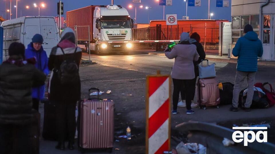 Від завтра потрапити в Україну можна буде тільки автомобілем