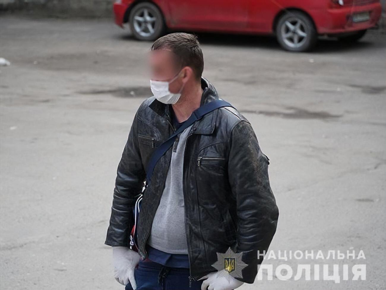Чоловік змушений був ночувати на вулиці