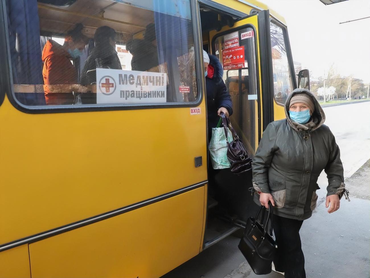 Работники всех предприятий, которым разрешено работать по постановлению Кабмина, смогут передвигаться по городу при наличии специальной справки