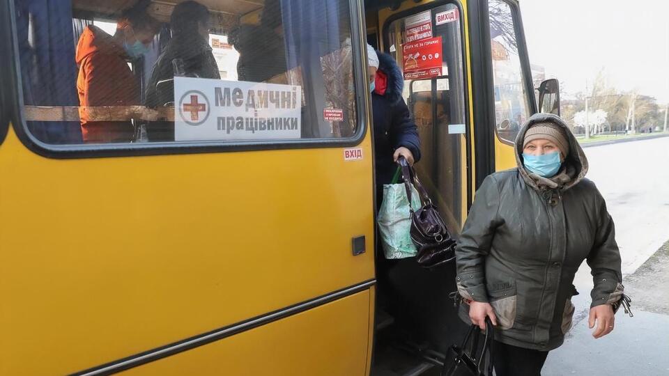 Працівники всіх підприємств, яким дозволено працювати за постановою Кабміну, зможуть пересуватися містом, маючи спеціальну довідку