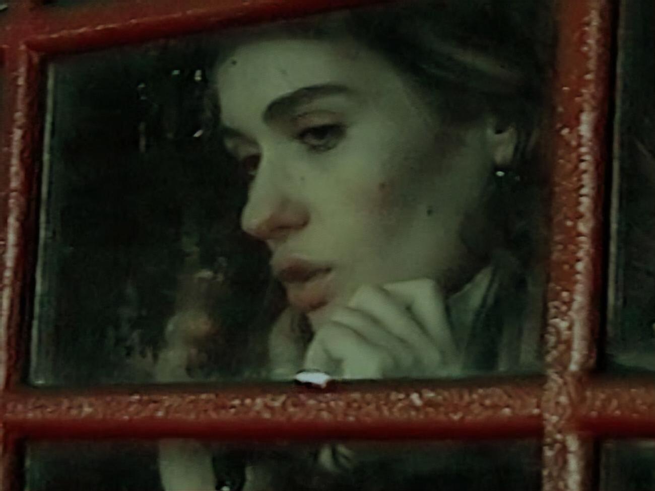 У деяких епізодах Луна стоїть у таксофонній будці