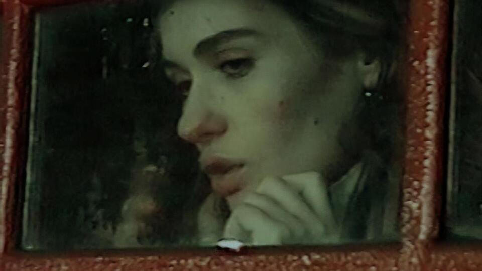 У деяких епізодах Луна стоїть у таксофонній будці