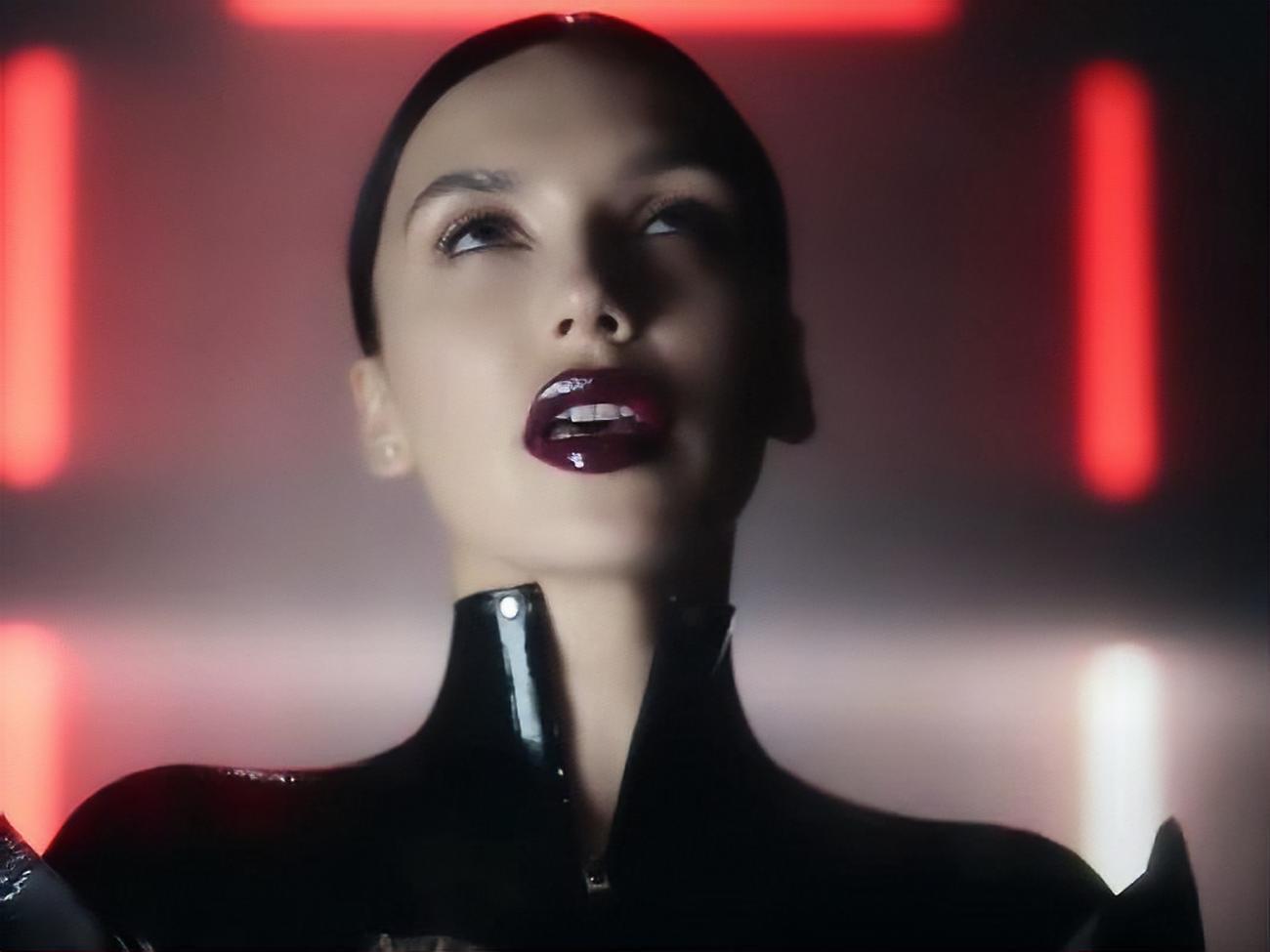 Серябкина появилась в клипе в одежде из винила