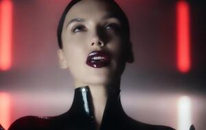 Серябкина появилась в клипе в одежде из винила