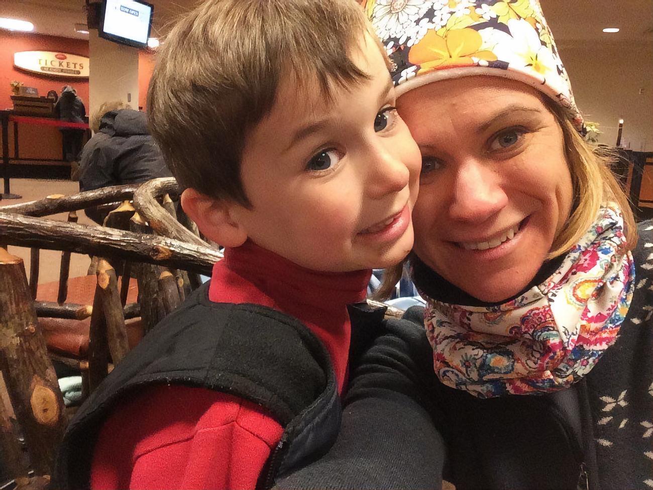 Женщина пошла в воду со своим восьмилетним сыном