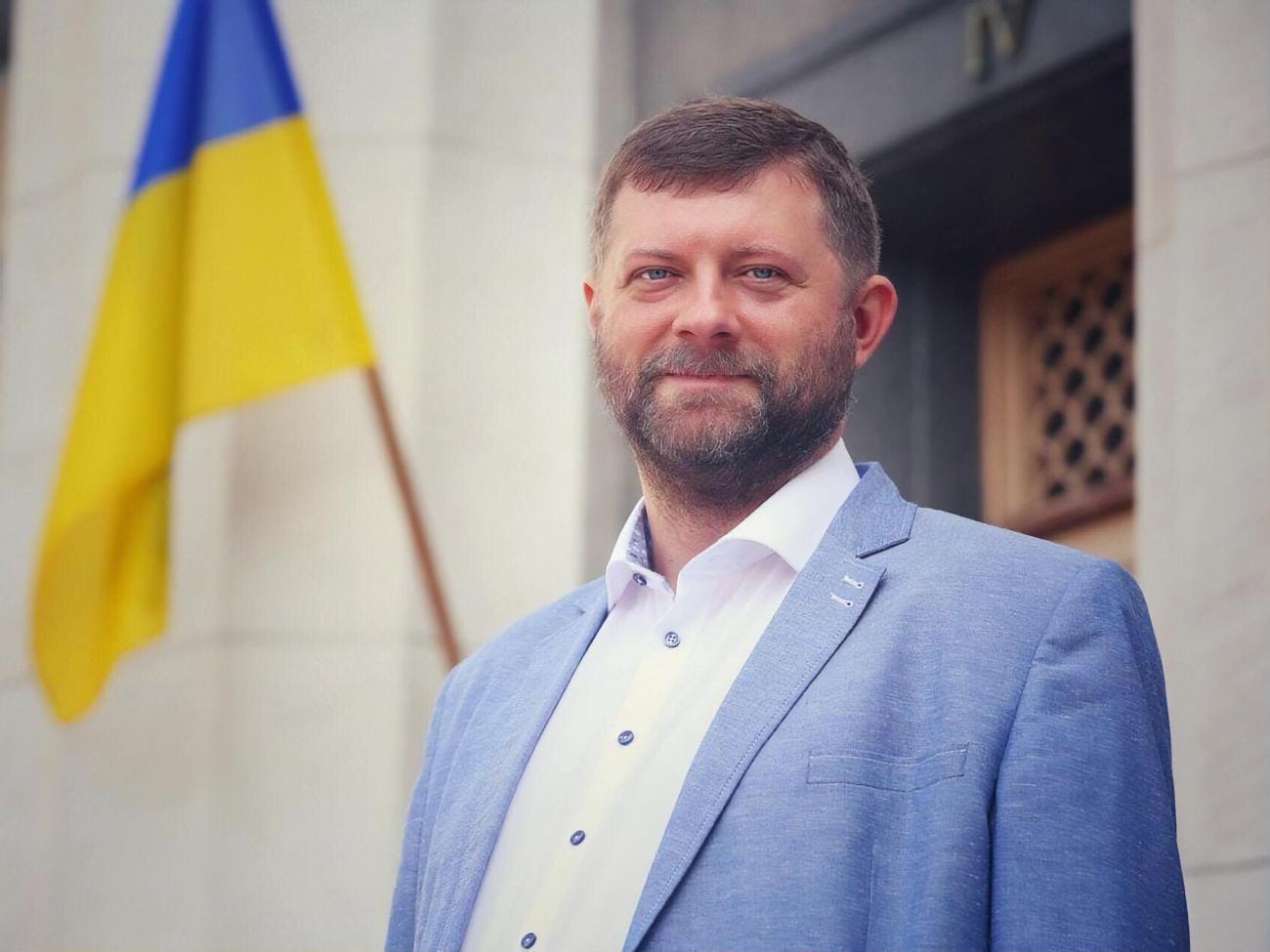 За словами Корнієнка, державні кошти, виділені на "Слугу народу" на 2020 рік, мали передати у фонд для боротьби з коронавірусом