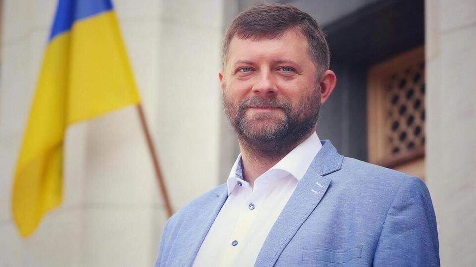 За словами Корнієнка, державні кошти, виділені на "Слугу народу" на 2020 рік, мали передати у фонд для боротьби з коронавірусом