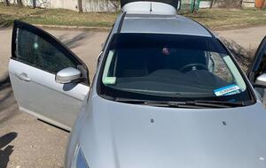 Махов: Осколок пробил насквозь боковое стекло автомобиля, несколько других попали в кузов