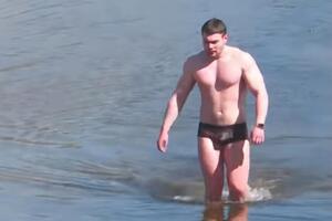 6 квітня Бур'янова затримала поліція за спробу дістатися вплав до спортмайданчика у Гідропарку