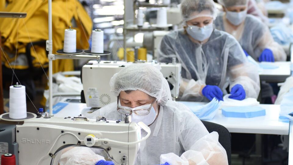 Україна виробляє приблизно 900 тис. масок на день