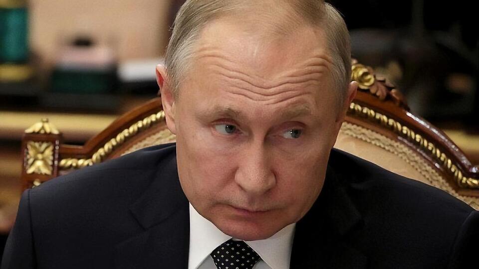 Путин внезапно провел личную встречу с двумя членами правительства. СМИ полагают, что Кремль выдал встречу трехнедельной давности за новую