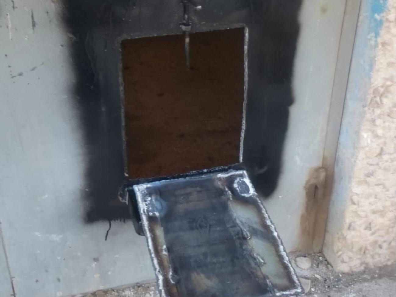 В двери вырезали проем для передачи продуктов