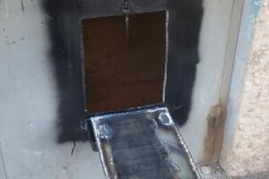 У дверях вирізали отвір для передавання продуктів