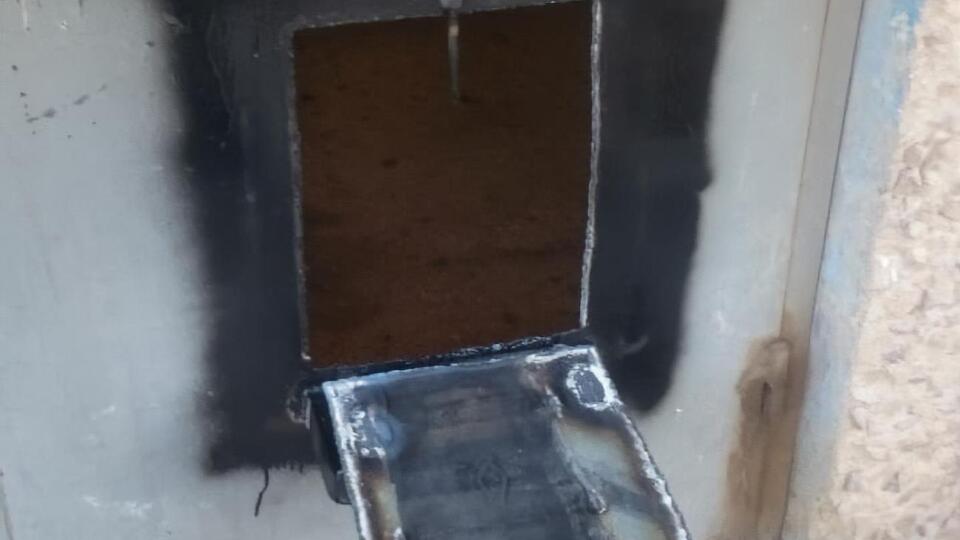 У дверях вирізали отвір для передавання продуктів