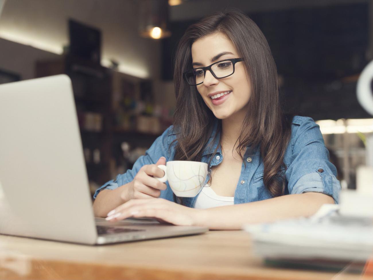 Монитор следует расположить на определенном расстоянии, под правильным углом