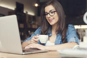 Монитор следует расположить на определенном расстоянии, под правильным углом