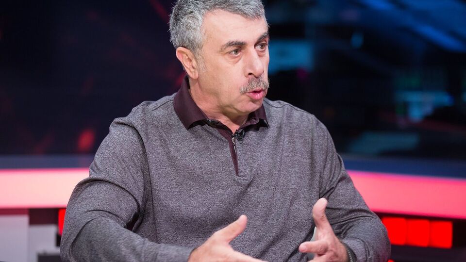 Комаровський: Подивіться на юрби людей на зупинках