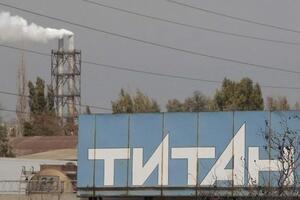 Сотрудников "Крымского титана" заблокировали на рабочих местах