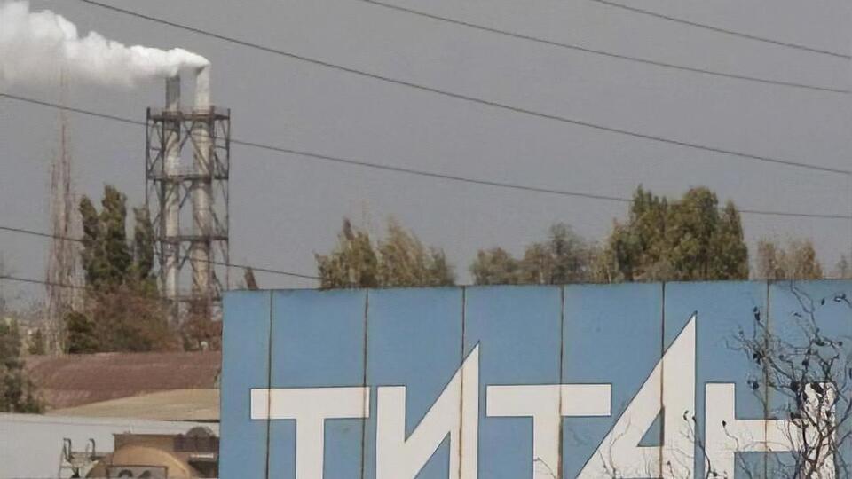 Співробітників "Кримського титану" заблокували на робочих місцях