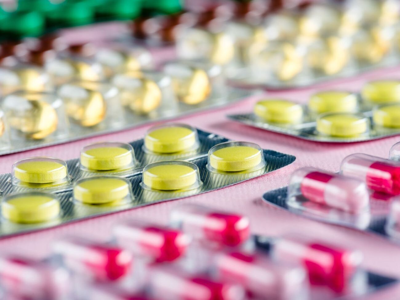 Українські дипломати по всьому світу збирають інформацію про прогресивні практики лікування COVID-19