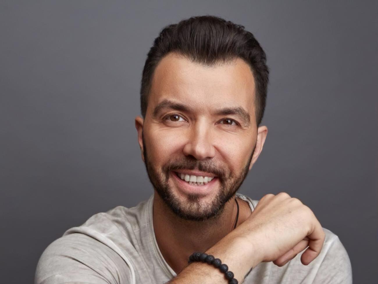 Клявер є одним із режисерів кліпу