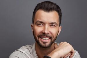 Клявер є одним із режисерів кліпу