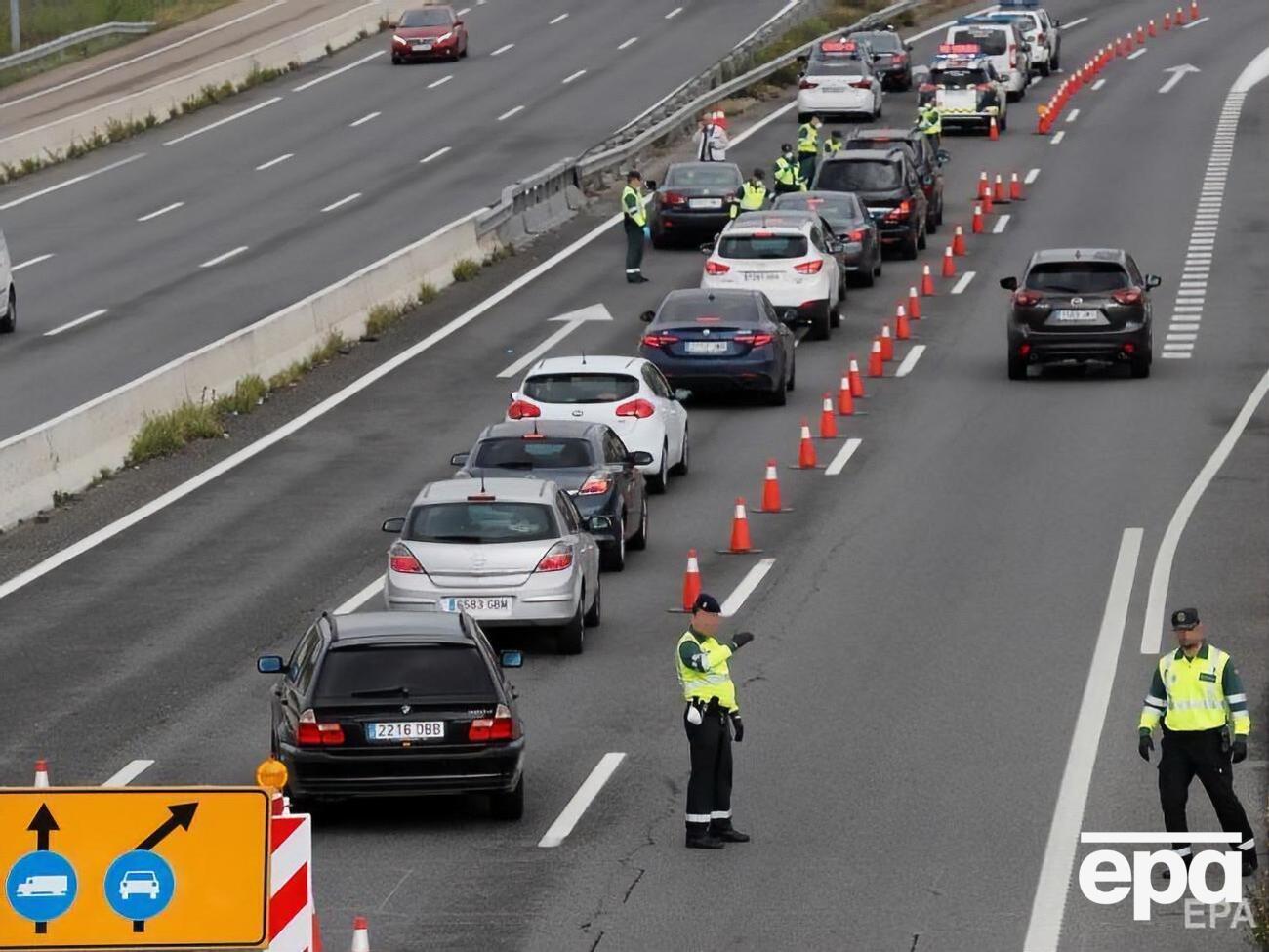 Испанские правоохранители следят за соблюдением правил карантина