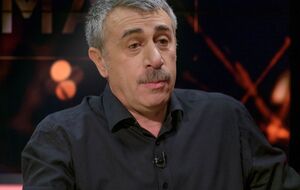 Комаровский: Одна писала, что мажет нос сушеными собачьими какашками, от этого чихает и вирусы к ней не подходят